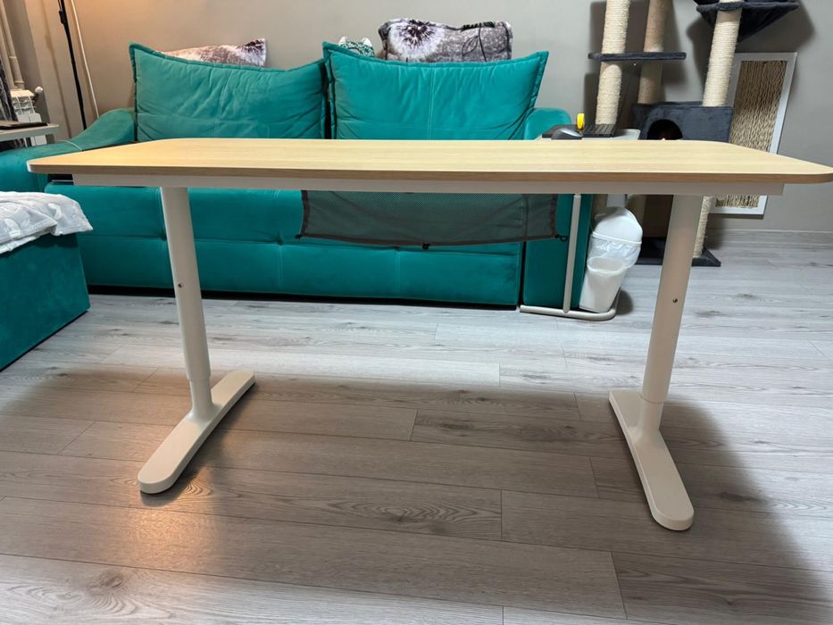 Birou IKEA BEKANT 140x60 – stare excelentă, reglabil pe înălțime