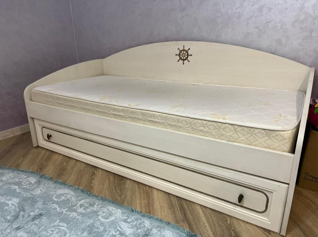 Кровать с матрасом