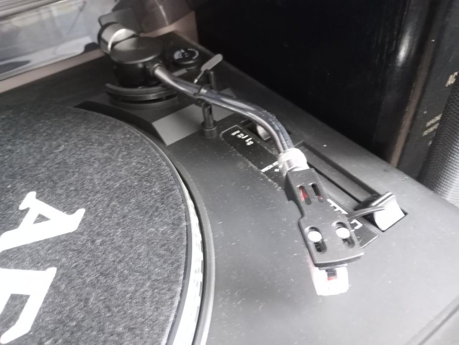 Грамофон AEG със слот за карта и флашка.