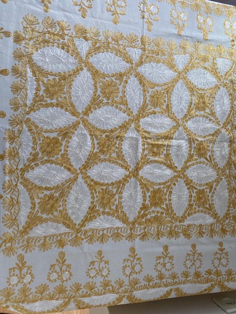 Fata de masa de bumbac brodata cu fir de matase 130x125 cm