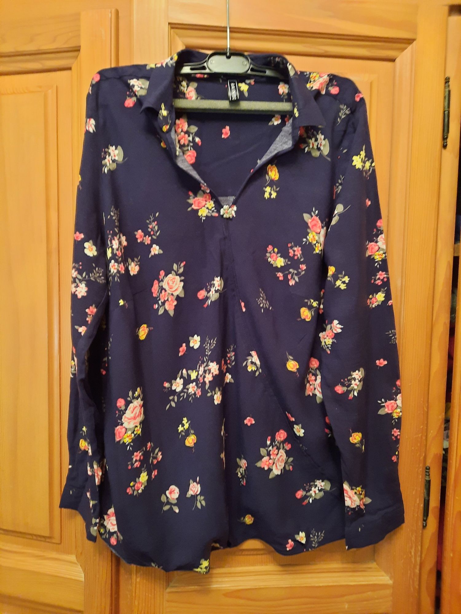 Bluza din viscoza bleumarin cu model floral.