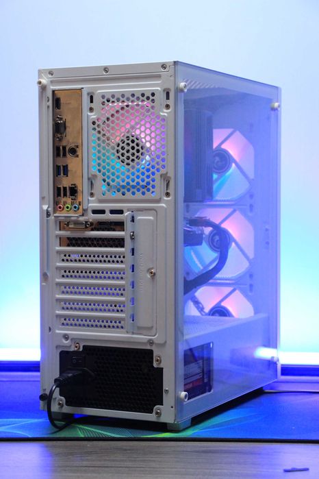 Oq rangdagi chiroyli kompyuterimiz tayyor holatda