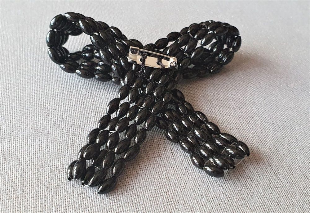 Brosa papion handmade din margele, creata de designer