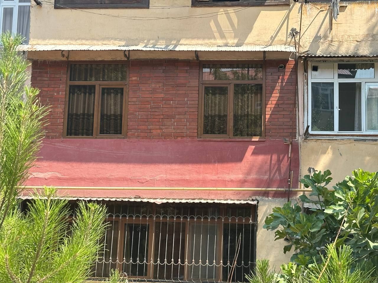 Yashashka tayyor mebellari bilan uy sotiladi