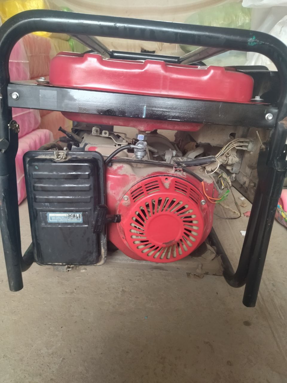 Generator 220v ishlab chiqaradi