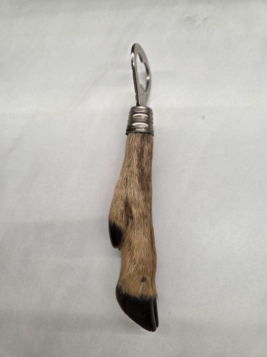 Artizanat de vânătoare - deschizător rustic din copită naturală