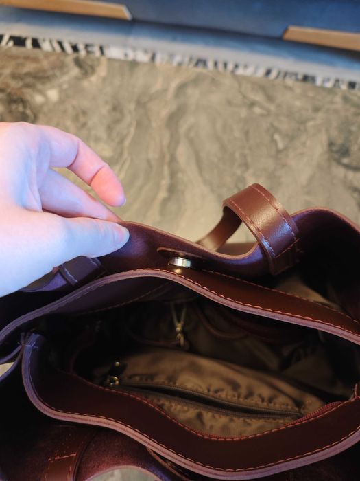 Продавам чанта, изработена от еко кожа.