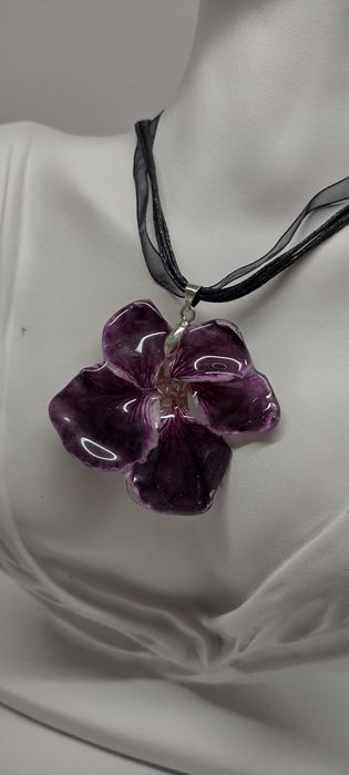 Колие с естествен цвят на Налба.  Дължината е максимално 23 см