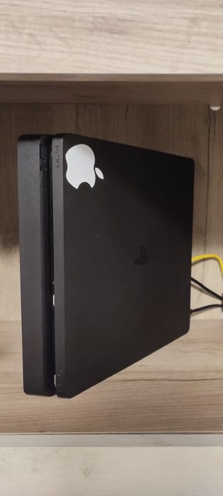 PS4 cu jocuri si 2 manete!