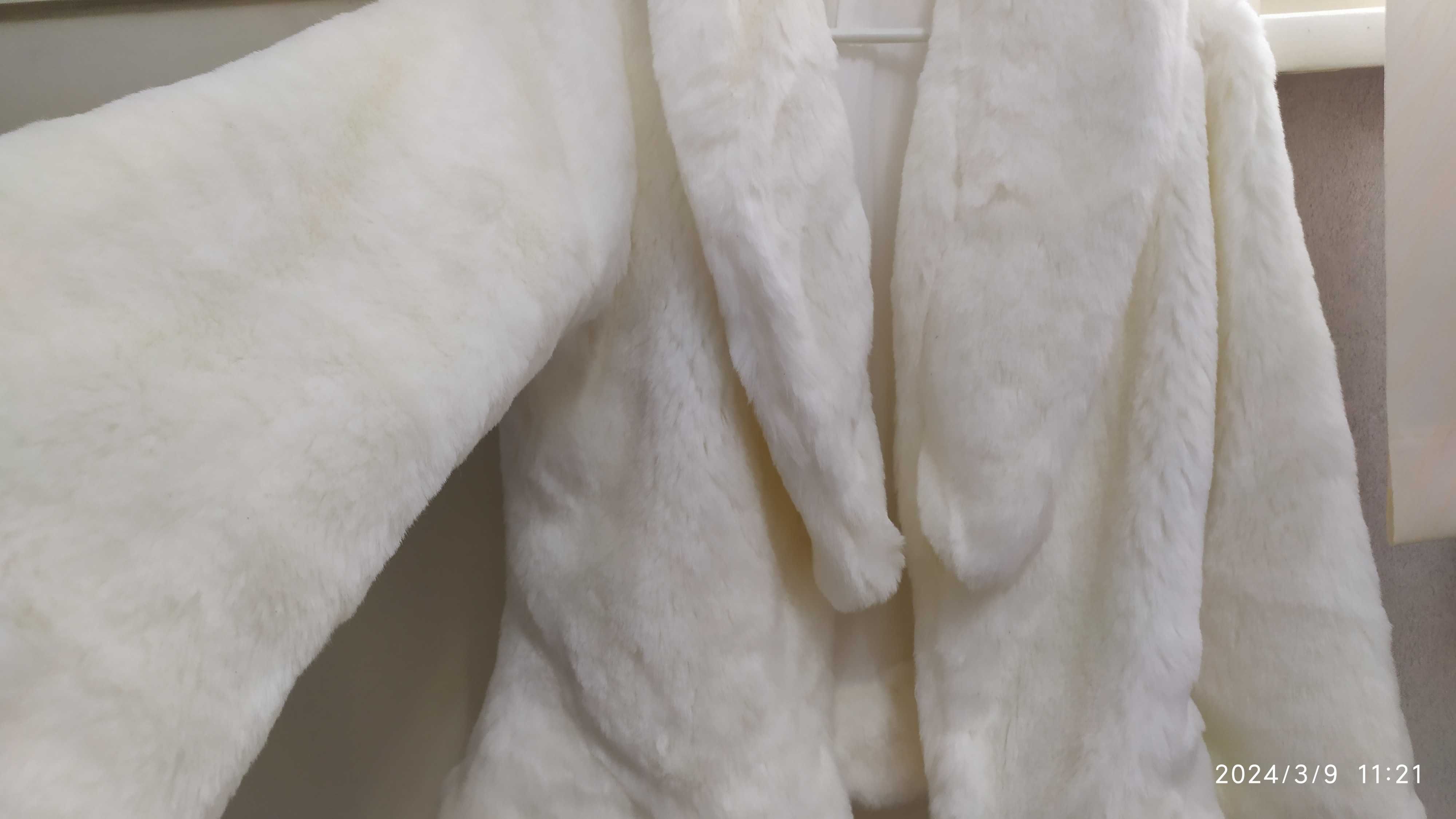 Продавам дизайнерско късо бяло палто шито по поръчка.