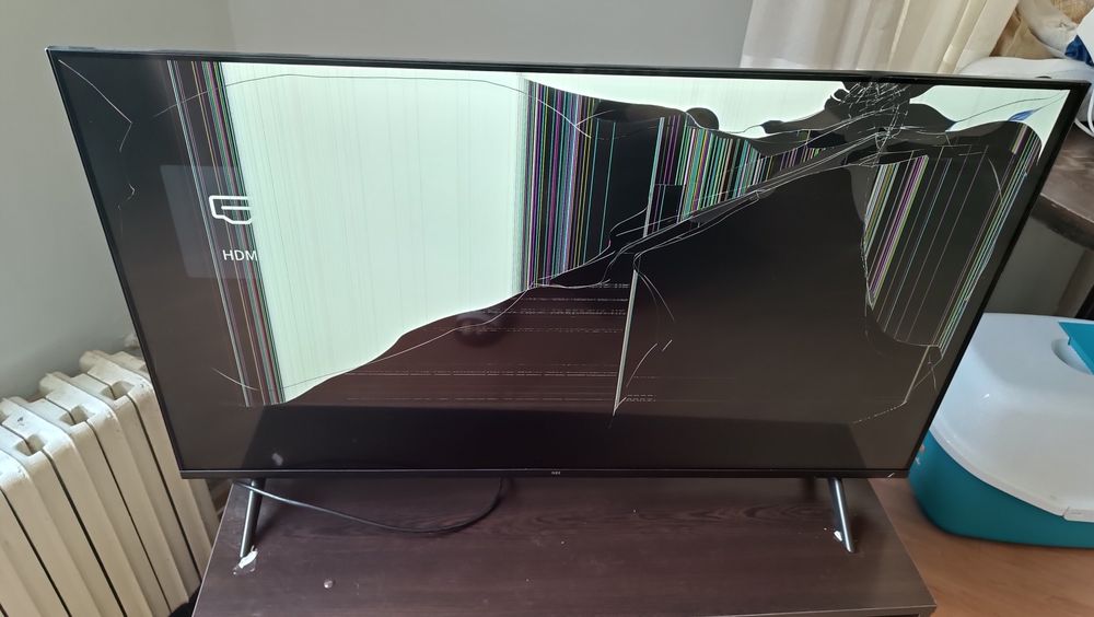 Телевизор NEI 43NE6901 4K Ultra HD Android TV – пукнат екран (за части