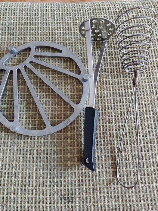 Продам толкушку для пюре,подставку под горячее,взбивалку