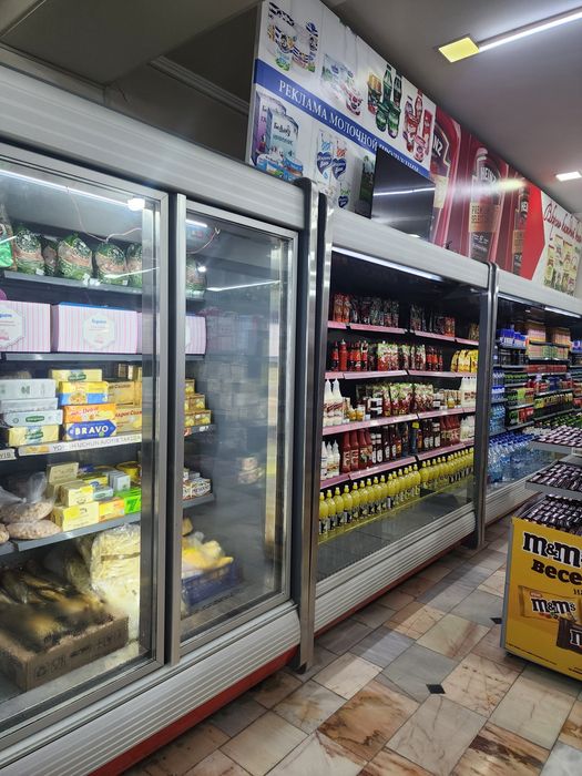 Magazin uchun vetrina polkalar xoladilnik