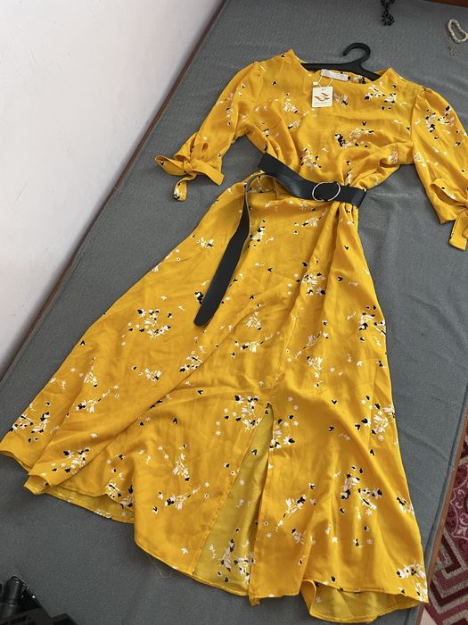 желтое платье с цветочным принтом
