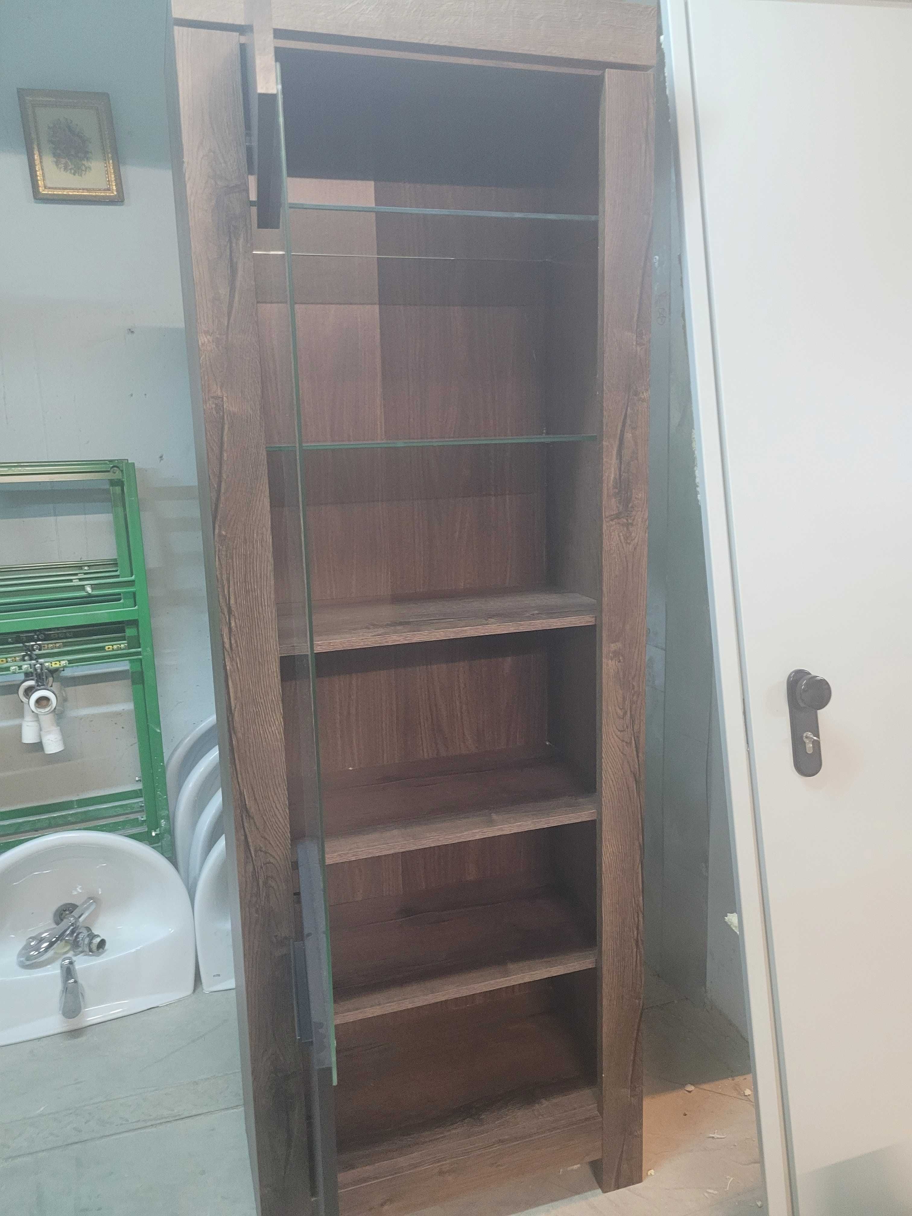 Продавам кафяв шкаф