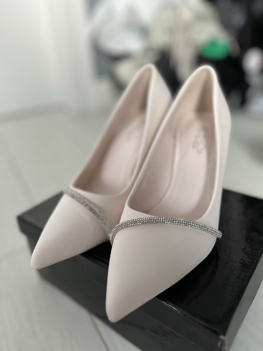 Pantofi albi eleganti