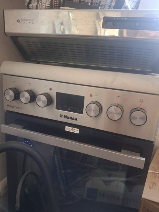 Газовая плита Hansa. Произ-во Италия. Почти новая. Духовка .