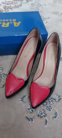 Туфли-лодочки с красным сердцем