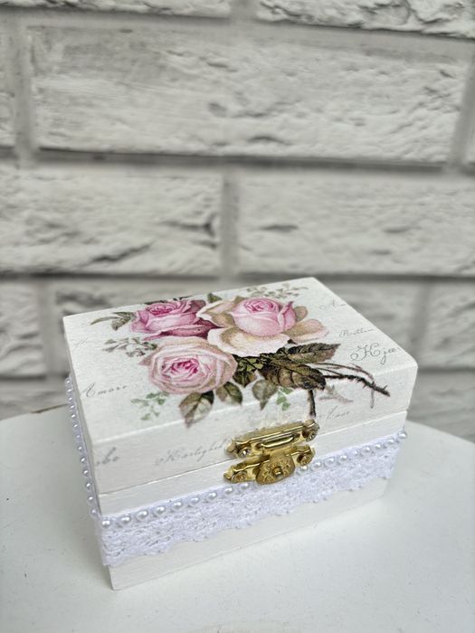 Cutie de verighete din lemn decorată cu tehnica decoupage