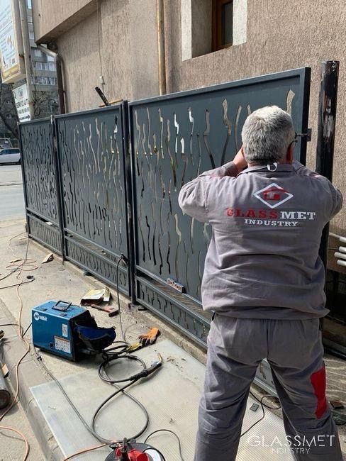 garduri si porti tip jaluzea fer forjat șipcă metalică plasă bordurată