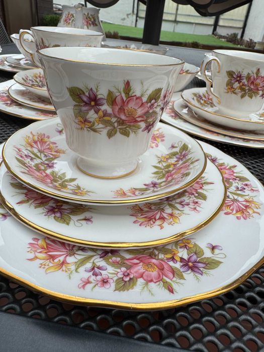 Английски сервиз Colclough “Wayside Honeysuckle” – 52 части