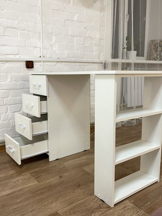 Стол письменный / маникюрный