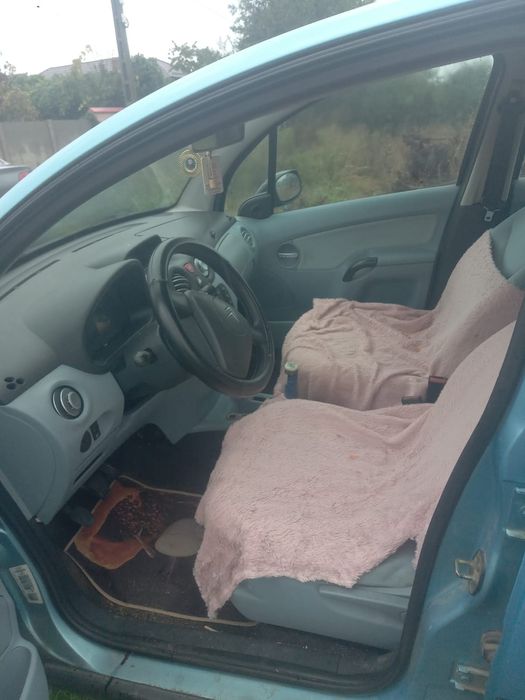 Vând Citroen C3 din 2003 mașină pentru dezmembrări sau camp.