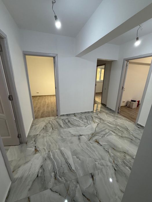 Vând apartament 4 camere