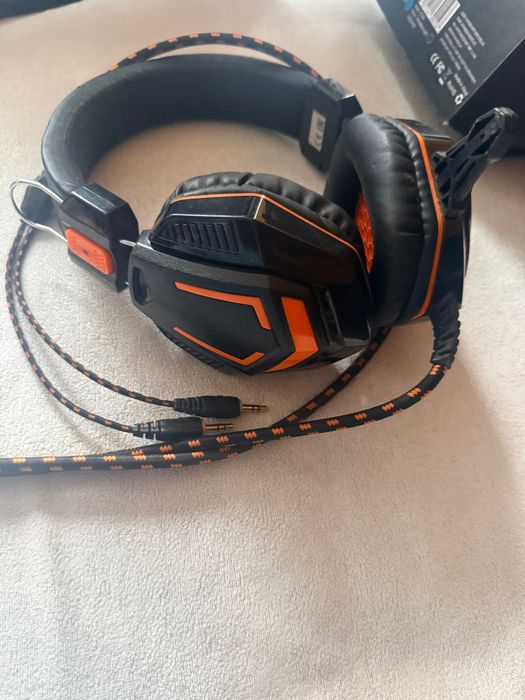 Геймърски слушалки и клавиятура