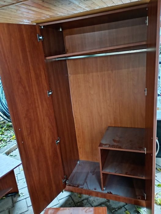 Vând dormitor .șifonier 2 uși. 1servanta  1 noptiera+canapea extensibi