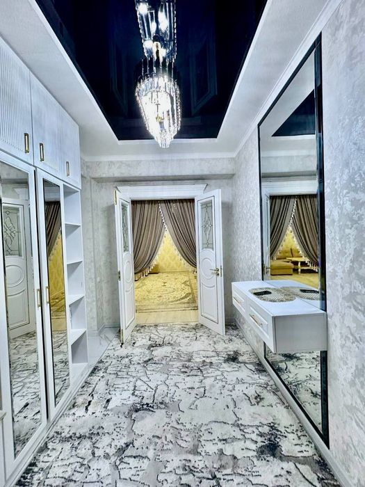 Chilonzor Novza metro oldida