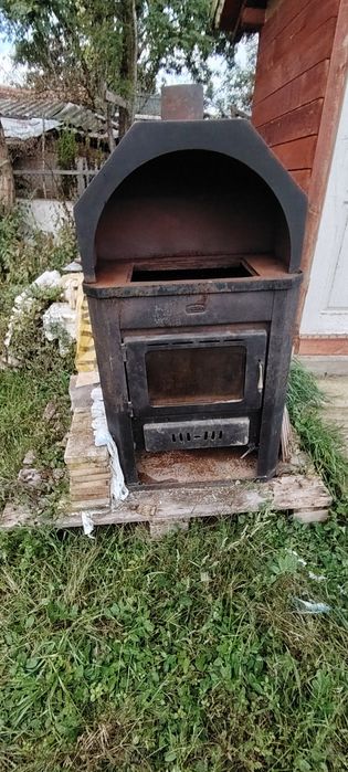 Șemineul este foarte bine întreținut si a-și căuta o nouă locuință