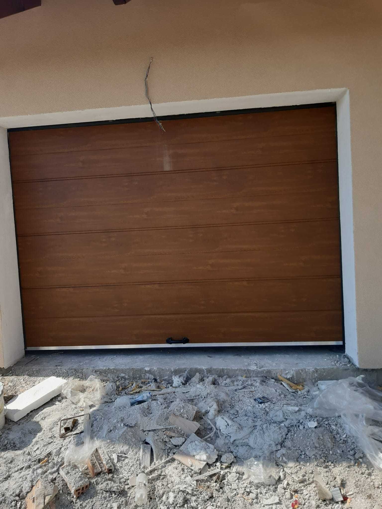 uși de garaj automatizate cu 3 hublouri