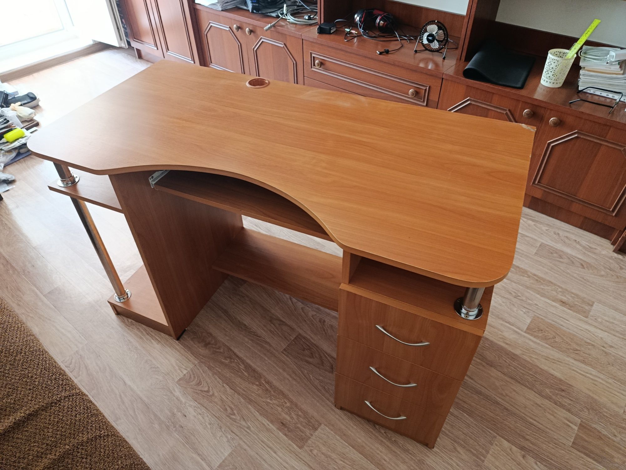 Продам компьютерный стол
