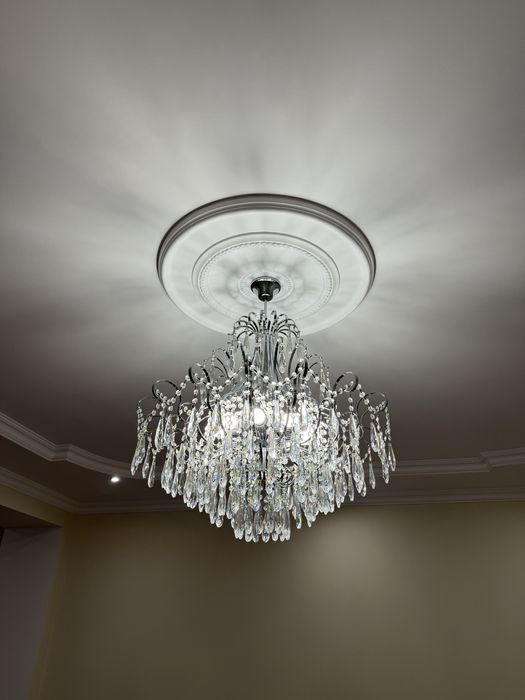 Шкаф, люстра, другие люстры и паркет