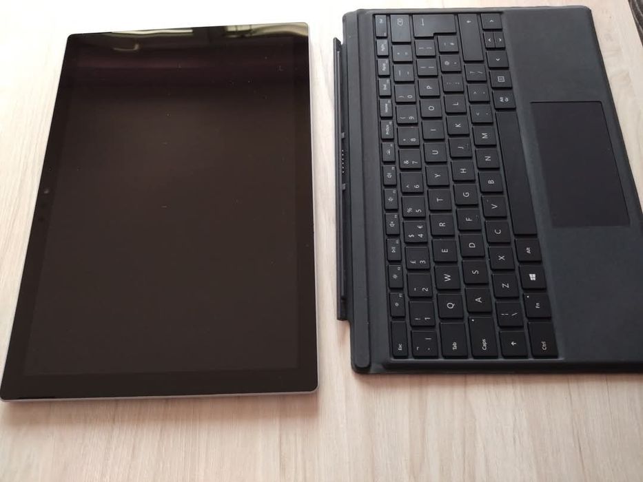 Microsoft Surface Pro 6 /i7 8th/ 8GB Ram/ 256 SSD пълен комплект