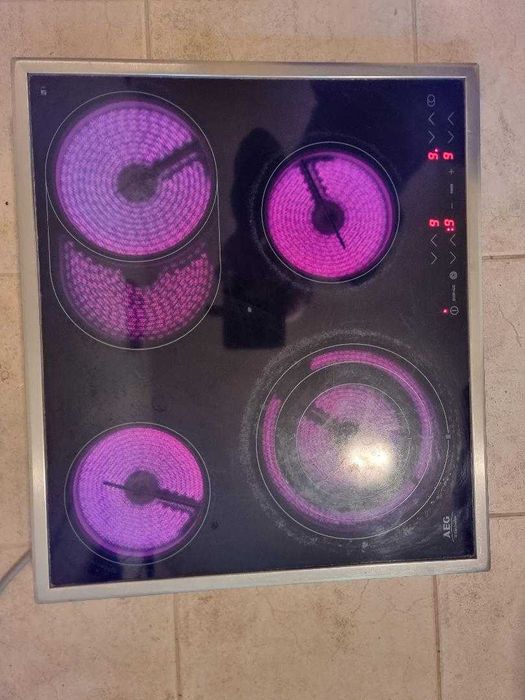 Стъклокерамичен плот .за вграждане 4 котлона с допълнителни зони