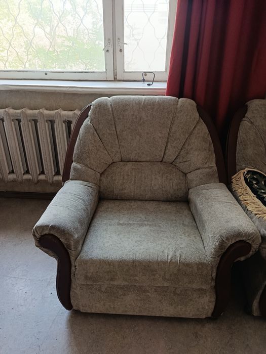 Два кресла серого цвета.