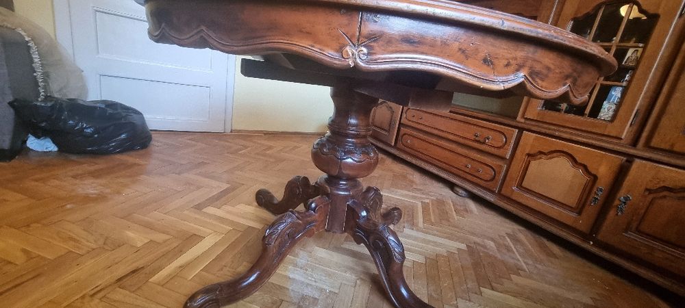 Vând masa stil baroc din furniz cu intarsii