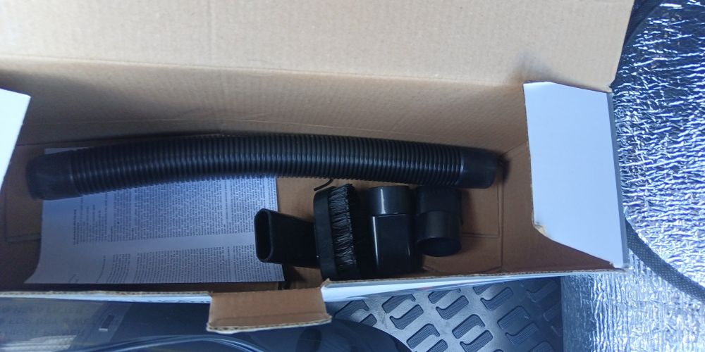 Vând aspirator auto