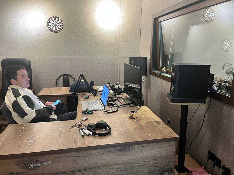 Рабочий стол для студии и офиса