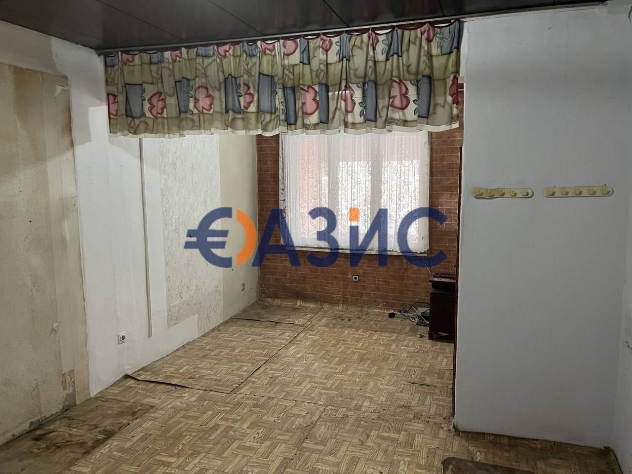 Двуетажна къща в центъра на гр. Свети Влас 245 м2, и двор 1 149 м2,