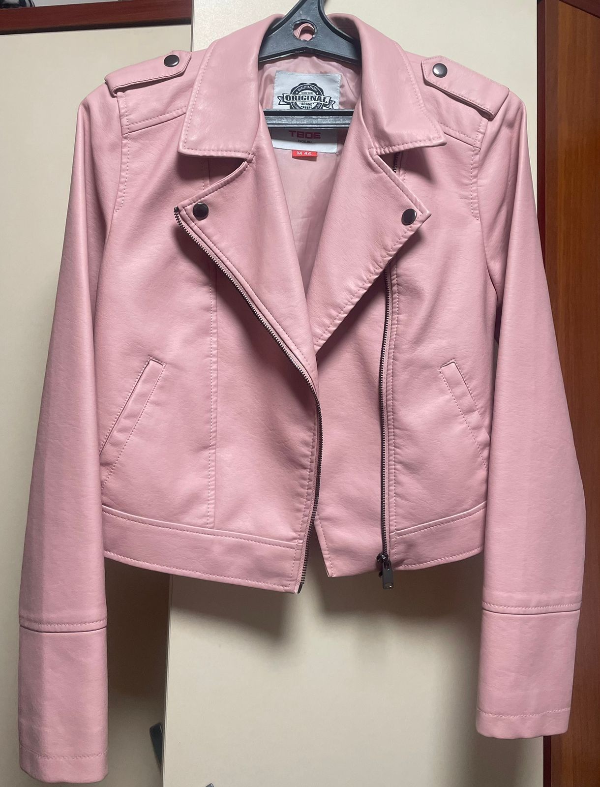 Кожаная куртка косуха розовая