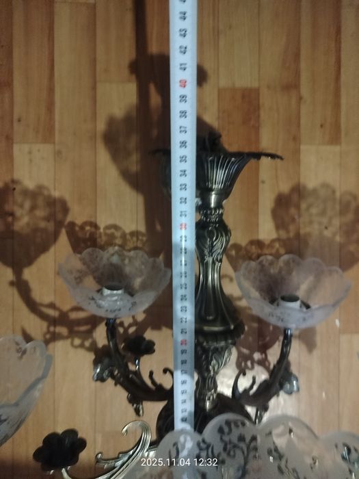 Продам люстру, пяти плафонную .