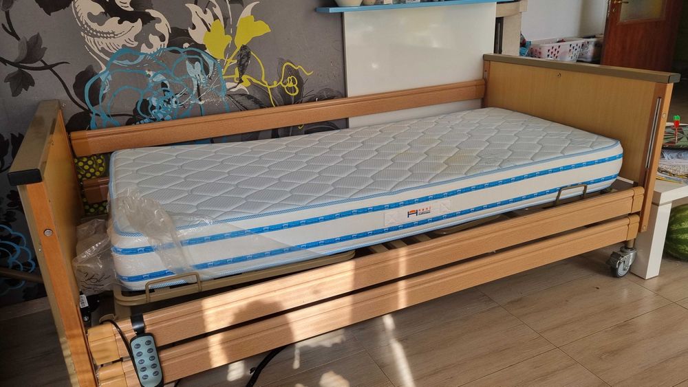 Продавам електрическо болнично легло