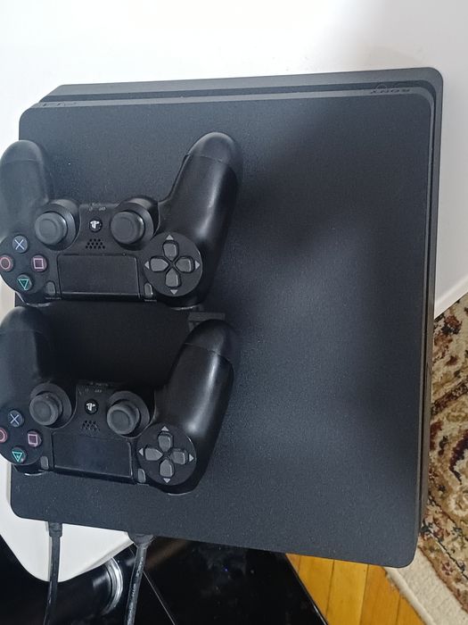 Ps4 slim 1tb на фото игры и количество джойстиков