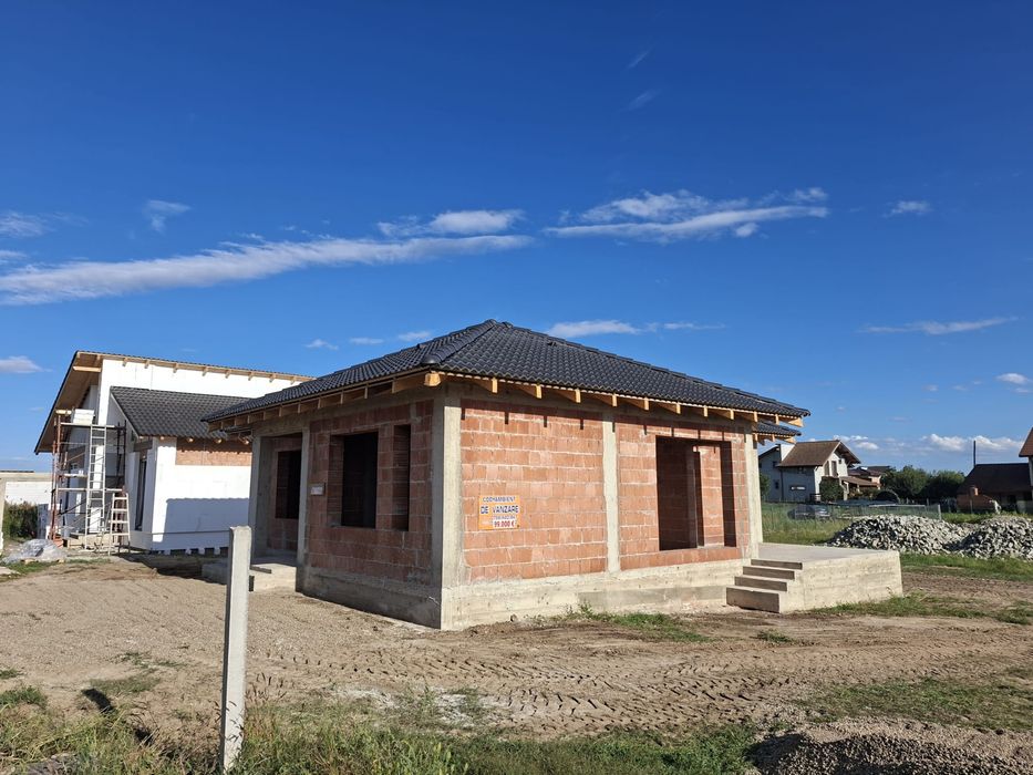 Casa la rosu pe un singur nivel