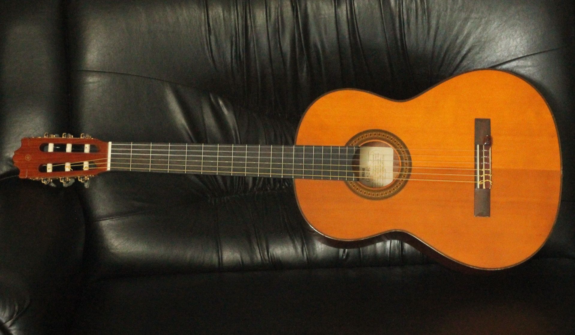 Продавам класическа китара YAMAHA G-240 + KNA NG-1 + калъф
