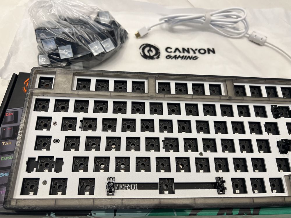 Механична клавиатура 980 DYI basis kit hot swappable, БЕЗ суичове
