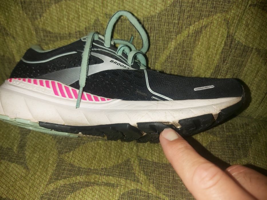 Маратонки Asics, Adidas Duramo 10, Brooks и кецове Converse